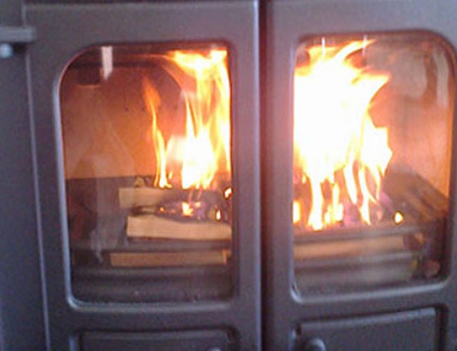 Installation d'un poêle à bois Charnwood dans une maison de Rouen