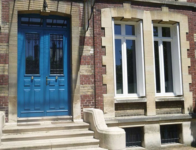 Pose d'une porte d'entrée en bois dans une maison près de Rouen