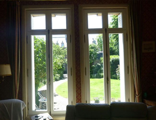 Pose d'une porte d'entrée en bois dans une maison près de Rouen