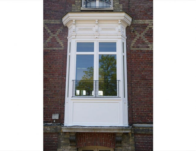 Pose d'une porte d'entrée en bois dans une maison près de Rouen