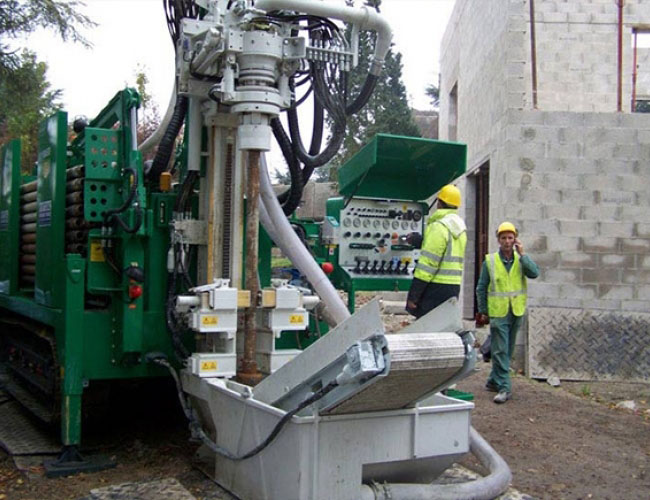 Pose d'une sonde pour pompe à chaleur en géothermie verticale