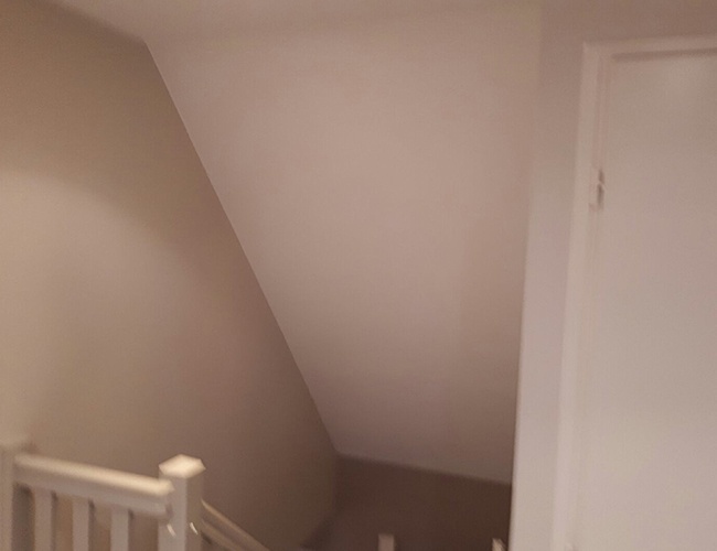 Pose d'une fenêtre Velux dans une cage d'escalier