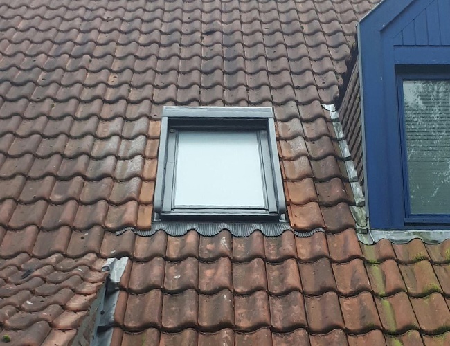 Pose d'une fenêtre Velux dans une cage d'escalier