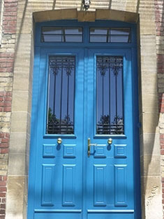 Pose d'une porte d'entrée en bois dans une maison près de Rouen