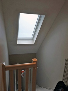 Pose d'une fenêtre Velux dans une cage d'escalier